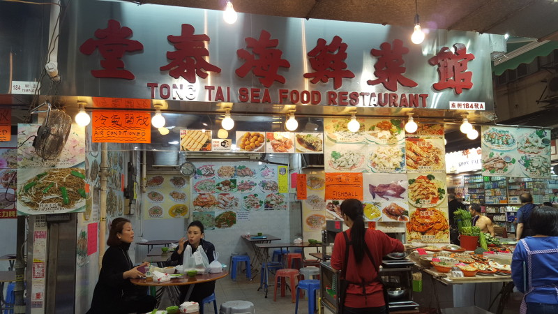 Restaurante simples em Temple Street - Hong Kong